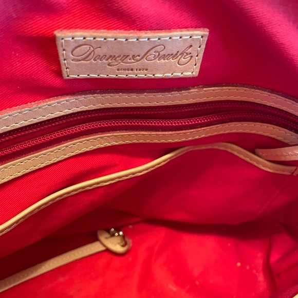 A CLASSIC. WHITE & TAN TUFTED STANDS OUT FOR SURE! - Picture 13 of 15